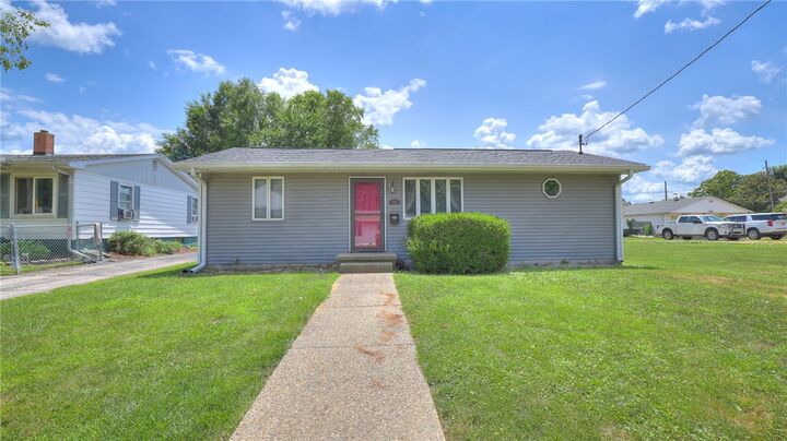 Property Photo:  1216 W Prairie Street  IL 62568 