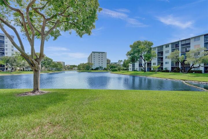 Property Photo:  2226 N Cypress Bend Dr 109  FL 33069 