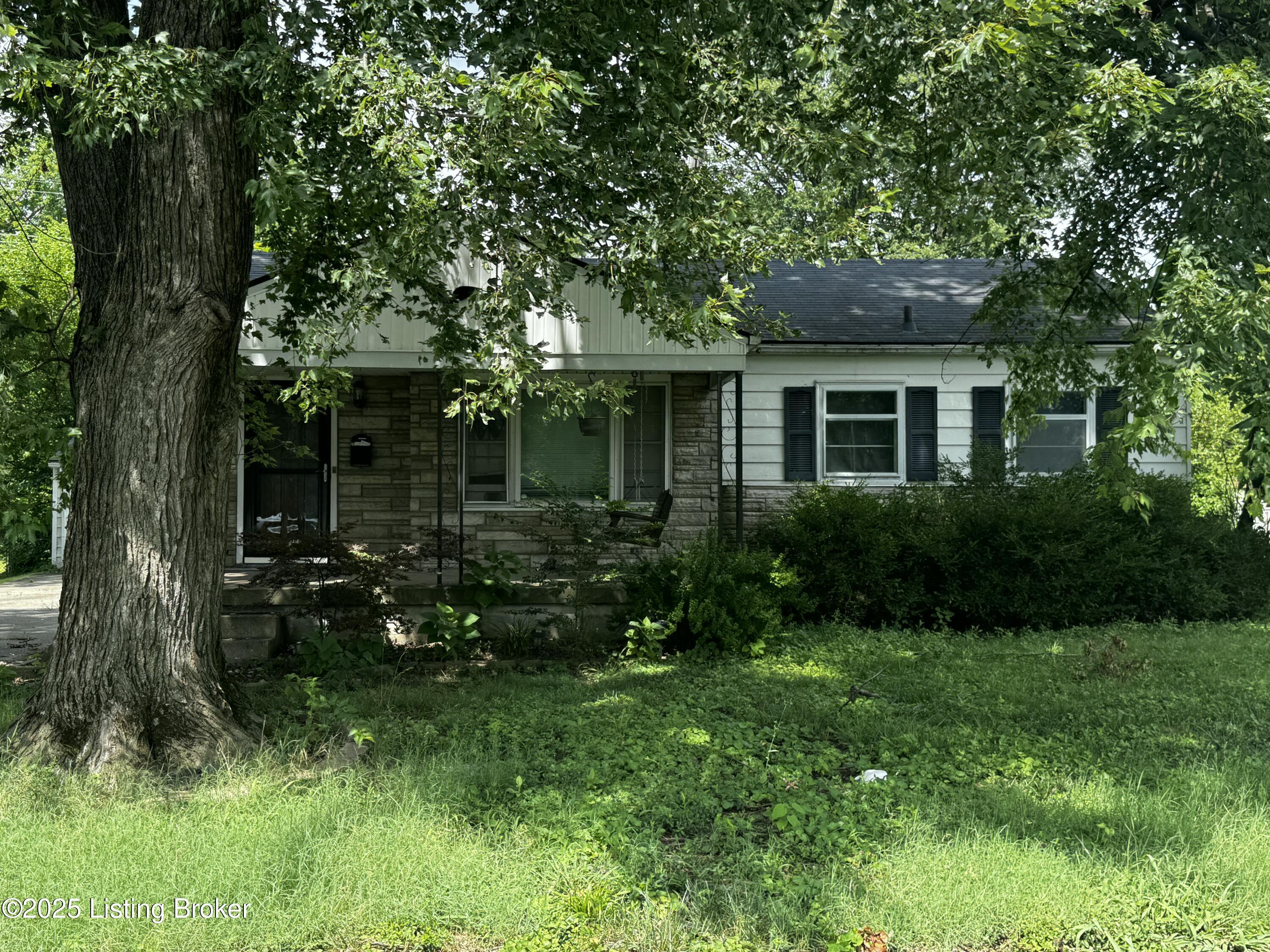 Property Photo:  304 W Southside Ct  KY 40214 