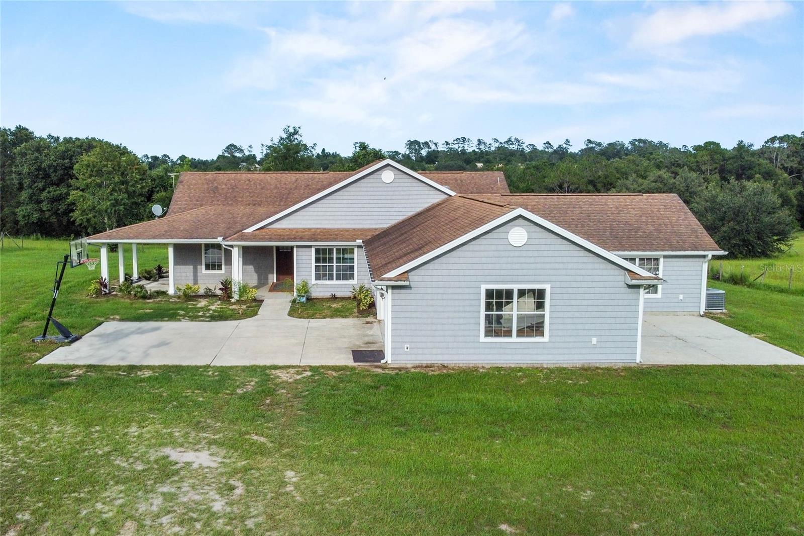 Property Photo: 41636 Outlaw Lane FL 32195