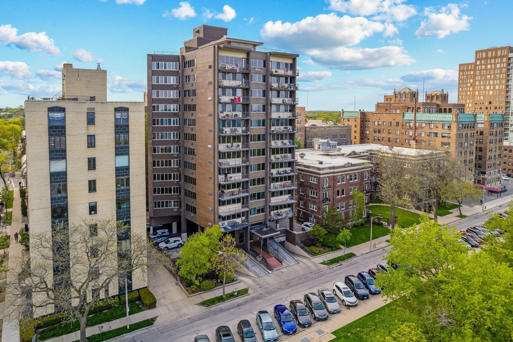 1919 N Summit Ave 6D  Milwaukee WI 53202 photo