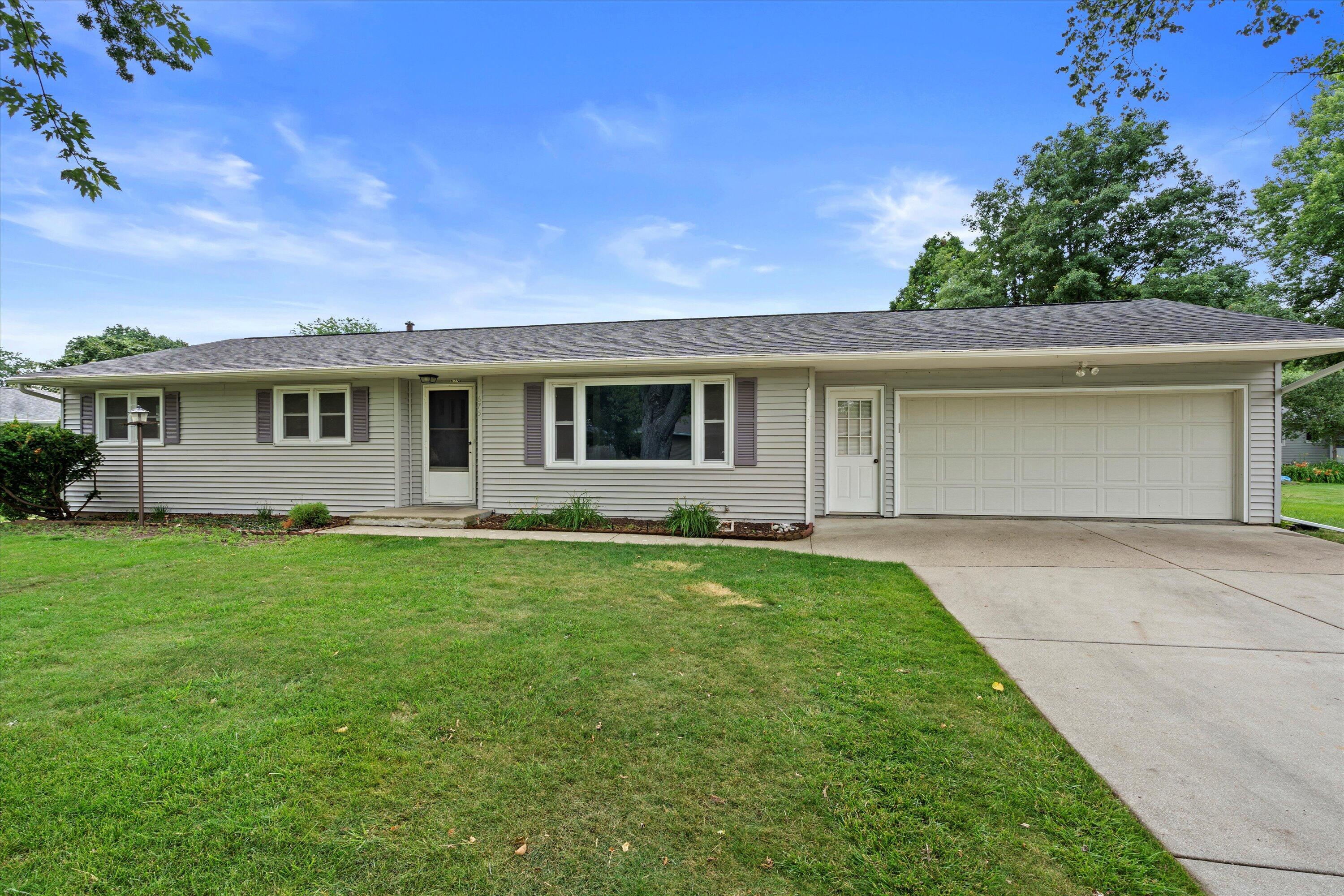 675 Daffodil Ct  Oconomowoc WI 53066 photo