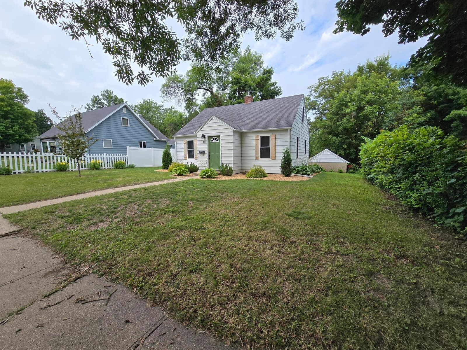 Property Photo:  818 Kenwood Street  MN 56308 
