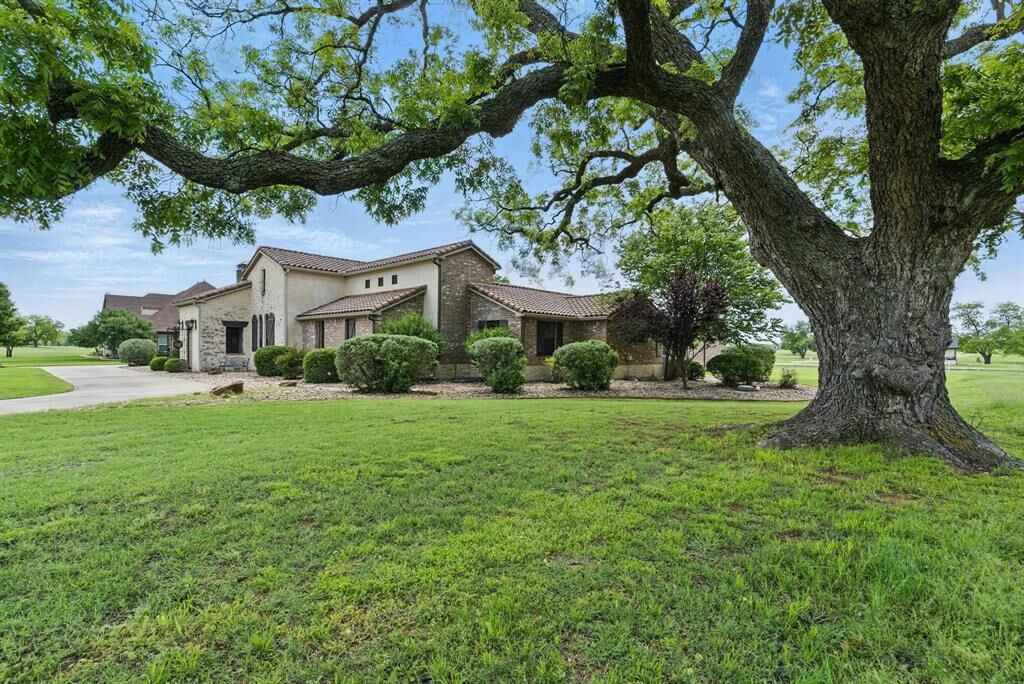 Property Photo: 116 Eastmeadow Lane TX 76087