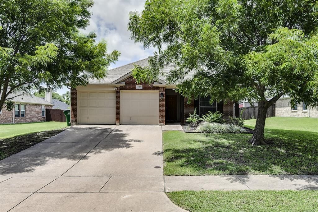 Property Photo:  127 Coyote Run  TX 75165 