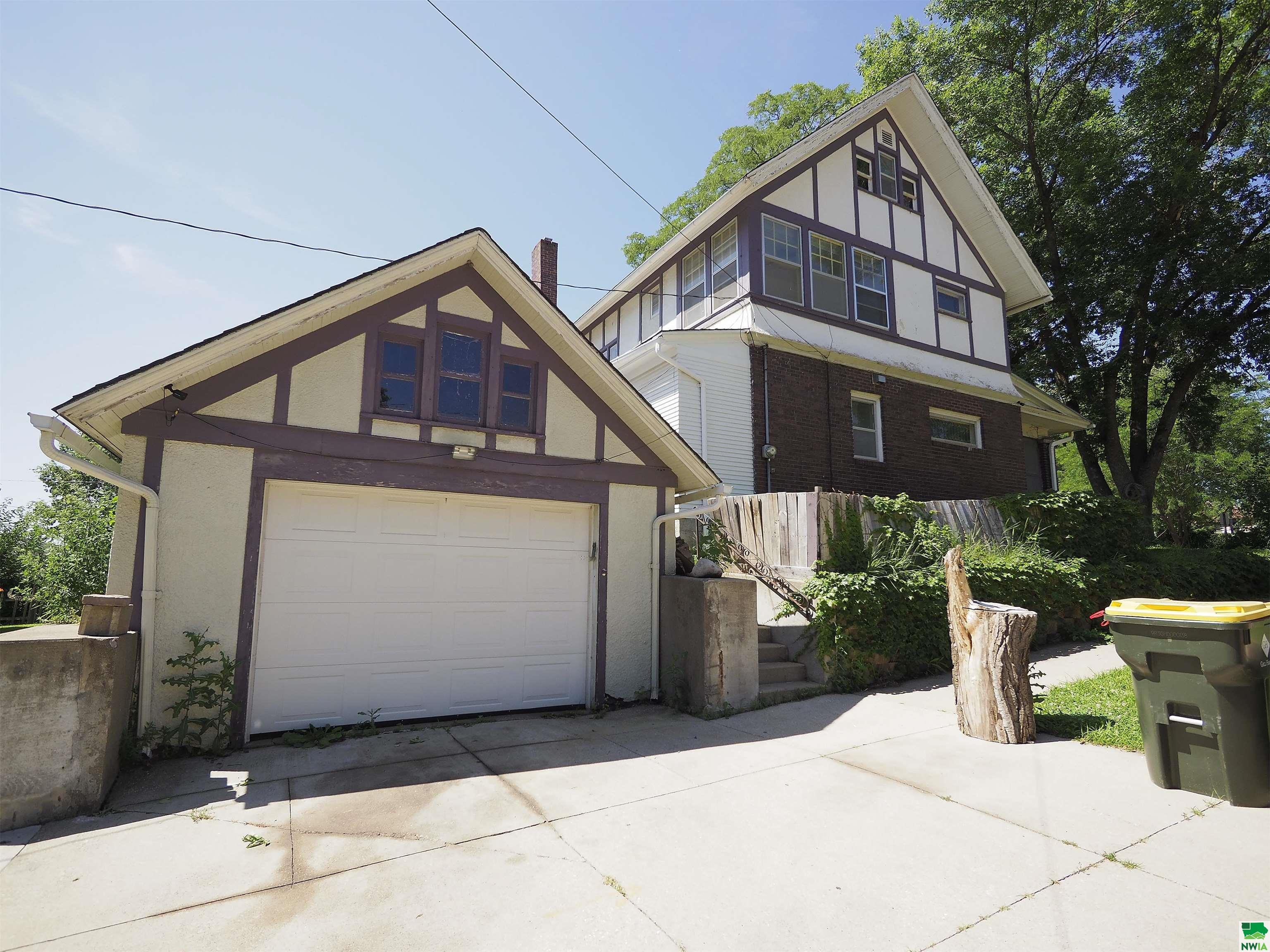 Property Photo: 2420 Jackson St IA 51104