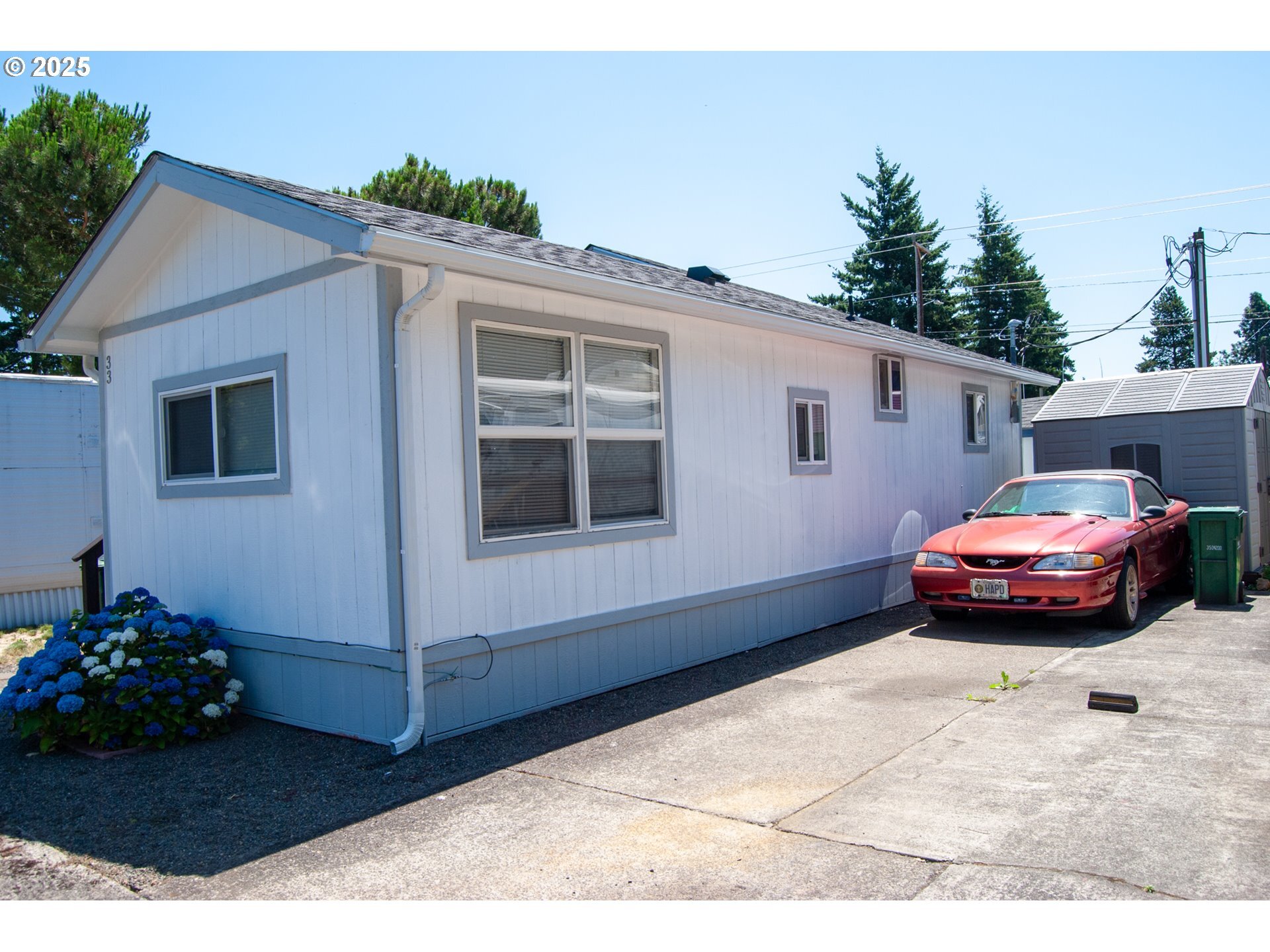 Property Photo: 10901 SE Powell Blvd 33 OR 97266
