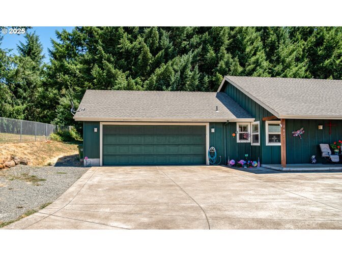 Property Photo:  1620 Samuel Dr  OR 97424 