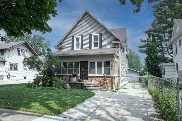 Property Photo: 914 W 4th Street WI 54914-5431
