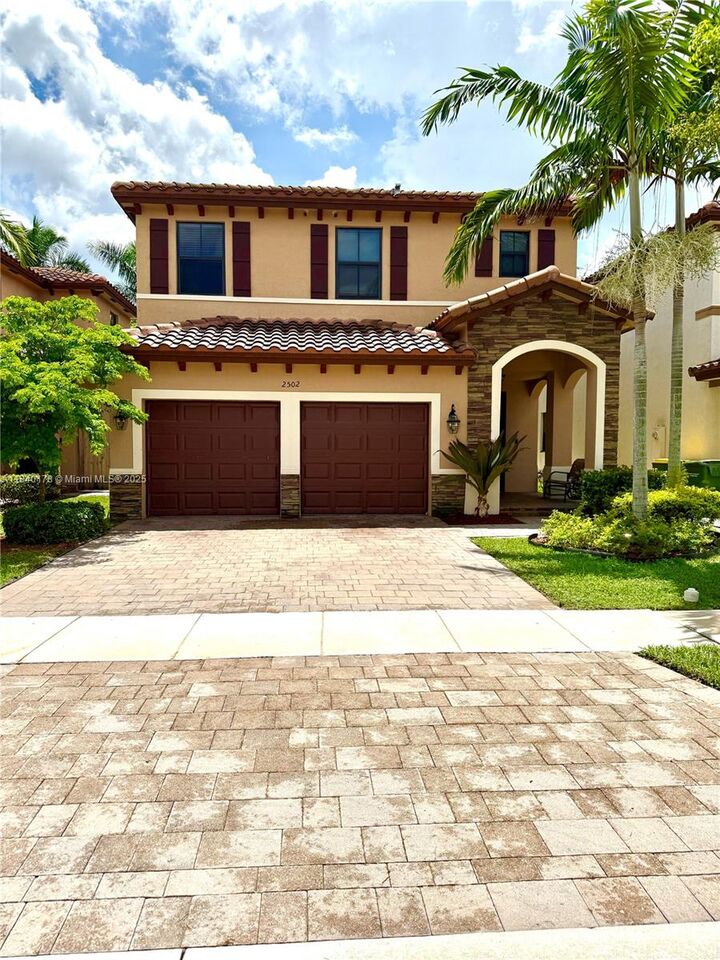 Property Photo: 2502 NE 1st St FL 33033