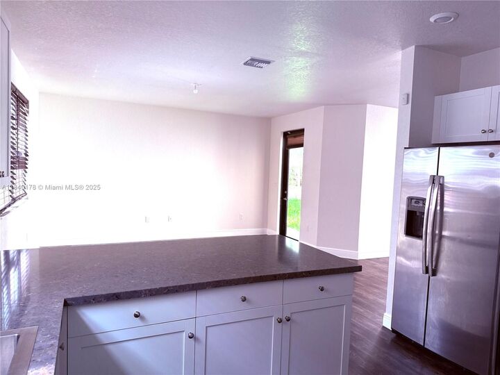 Property Photo:  2502 NE 1st St  FL 33033