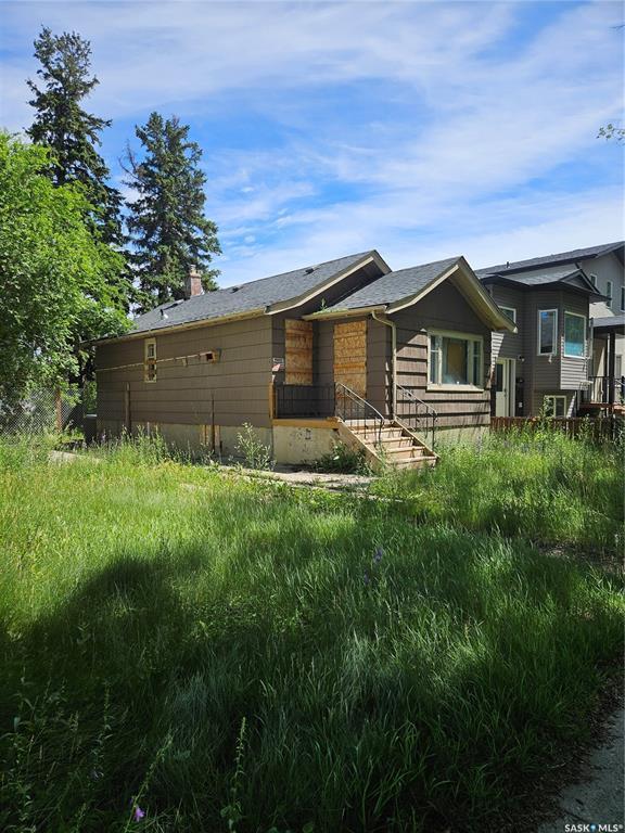 Property Photo: 1324 B Avenue N SK S7L 1C9