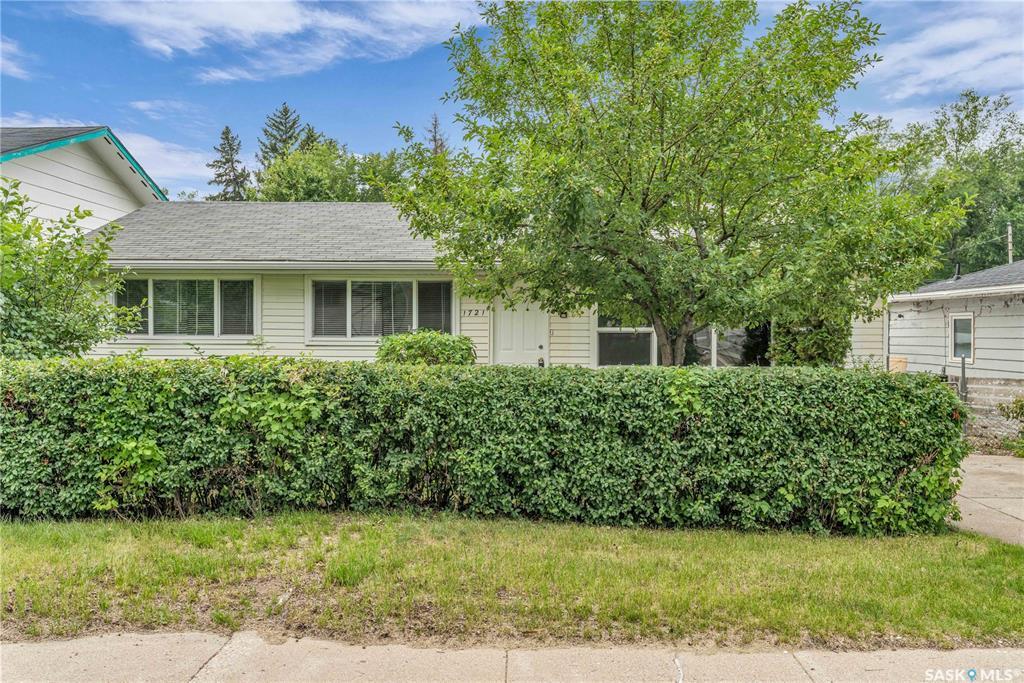 Property Photo: 1721 E Avenue N SK S7L 1V3