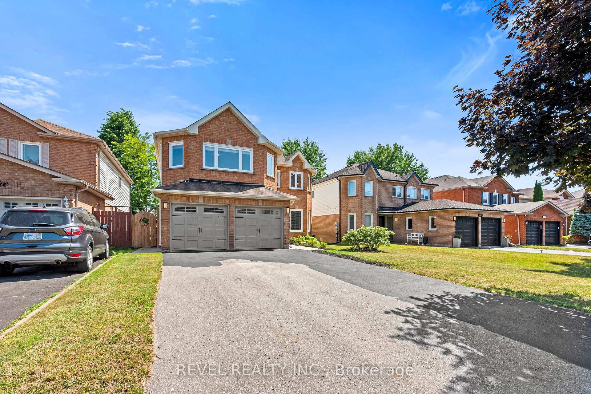 Property Photo: 1005 Sandcliff Drive ON L1K 2E4