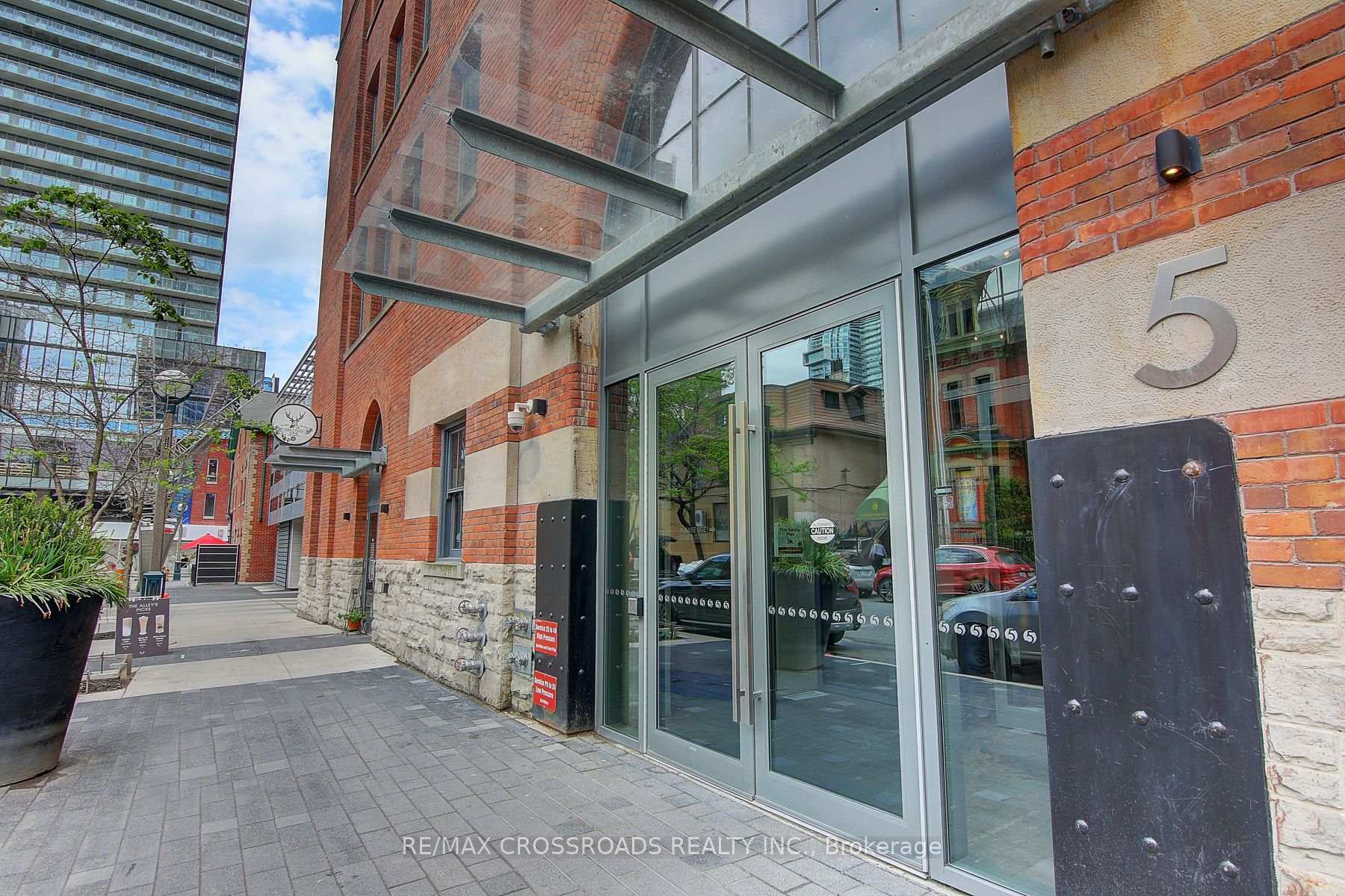 Property Photo: 5 St Joseph Street 1604 ON M4Y 1Z3
