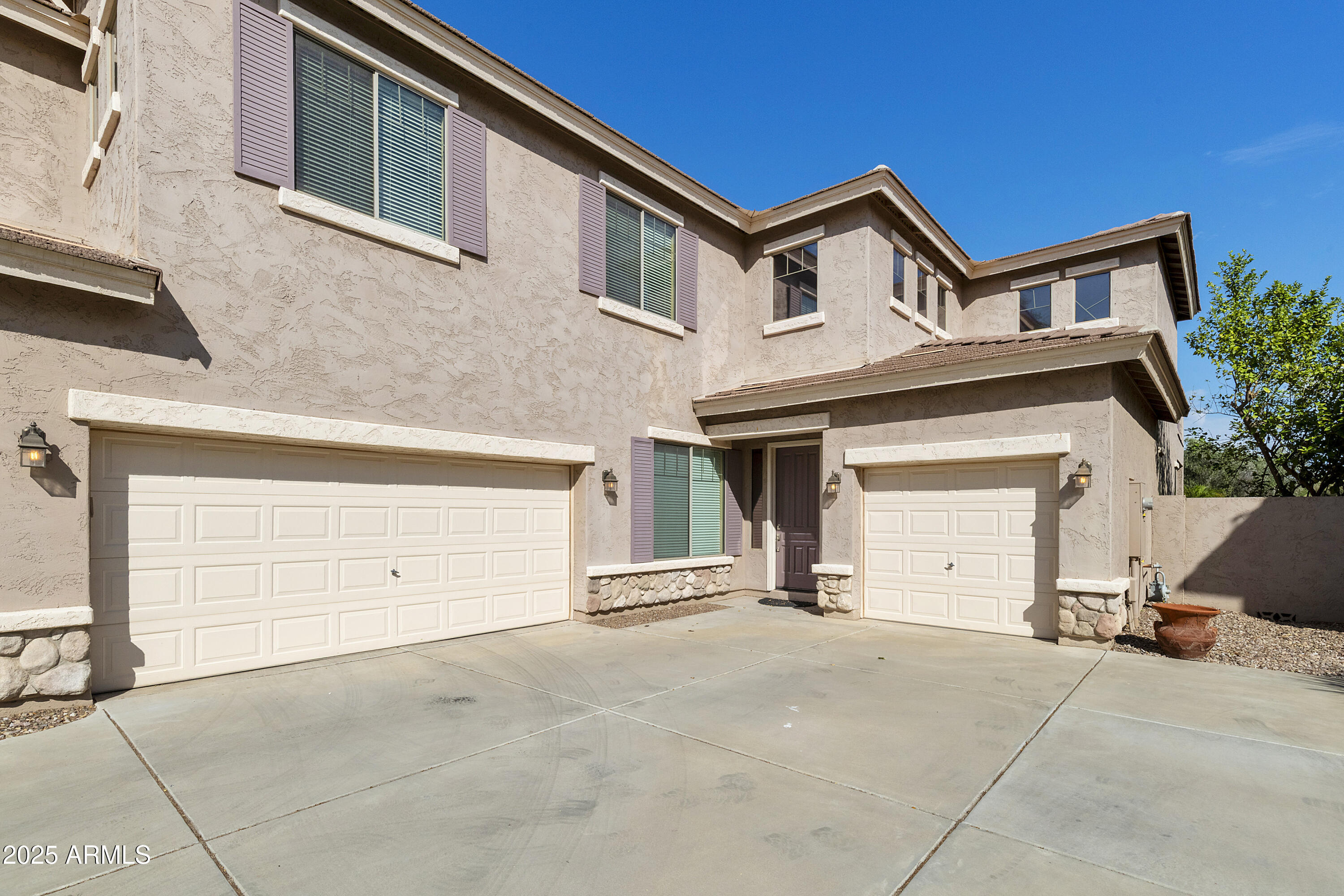 Property Photo: 4220 E Marshall Avenue AZ 85297