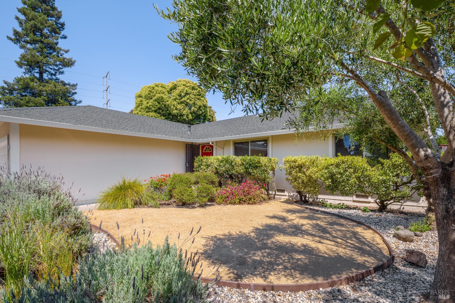 Property Photo: 1523 Wimbledon Court CA 95401