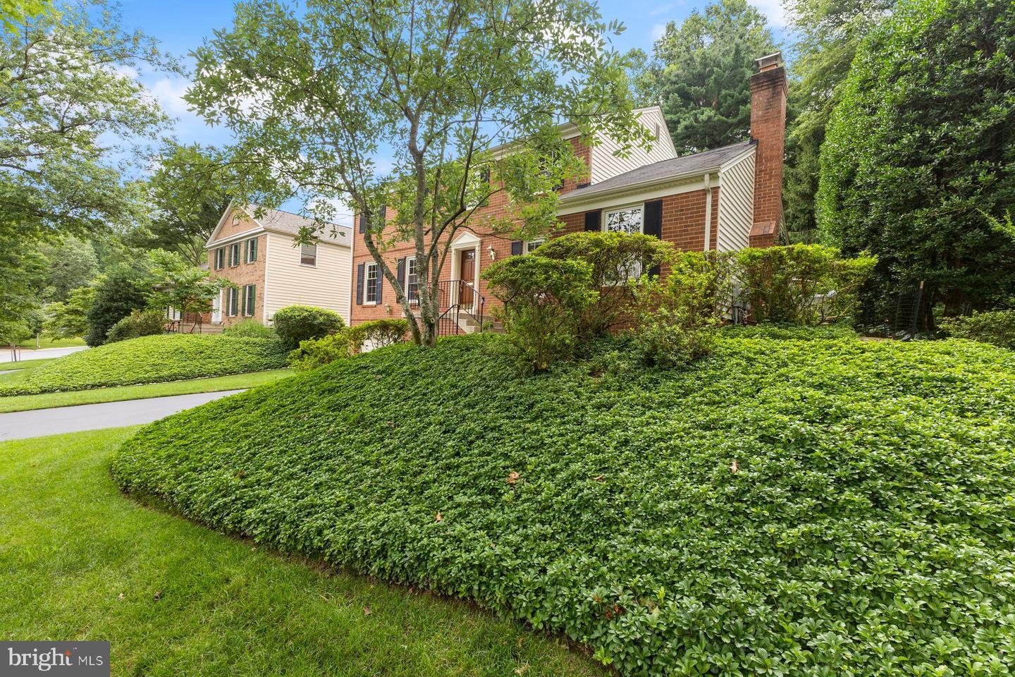 Property Photo: 17 Old Creek Court MD 20854