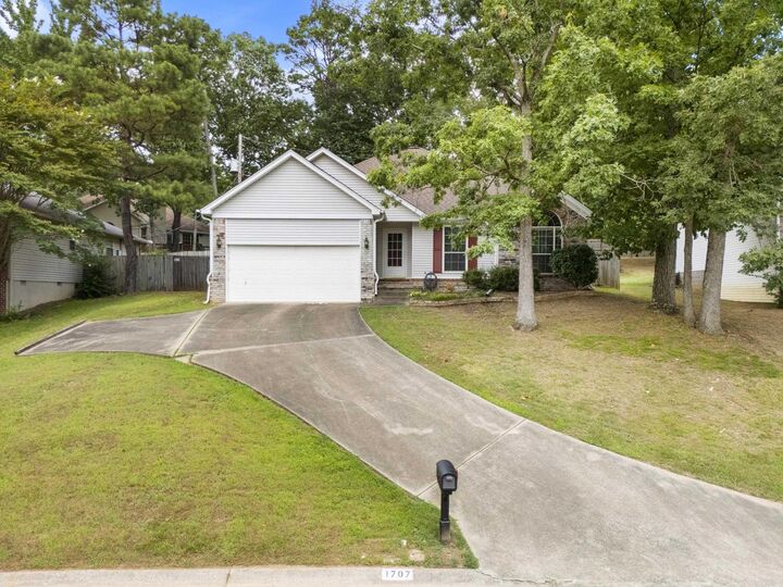 Property Photo: 1707 Point West Dr AR 72211