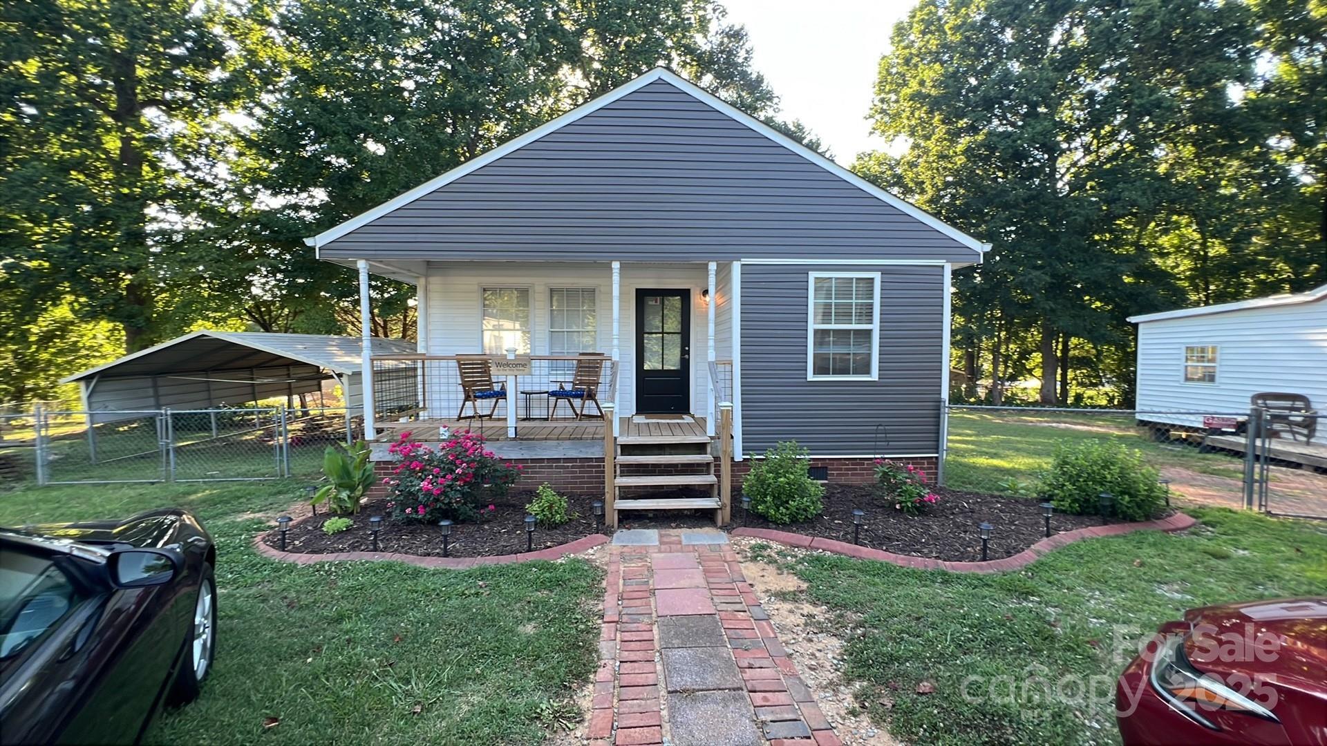 Property Photo: 408 Briarwood Court NC 28120