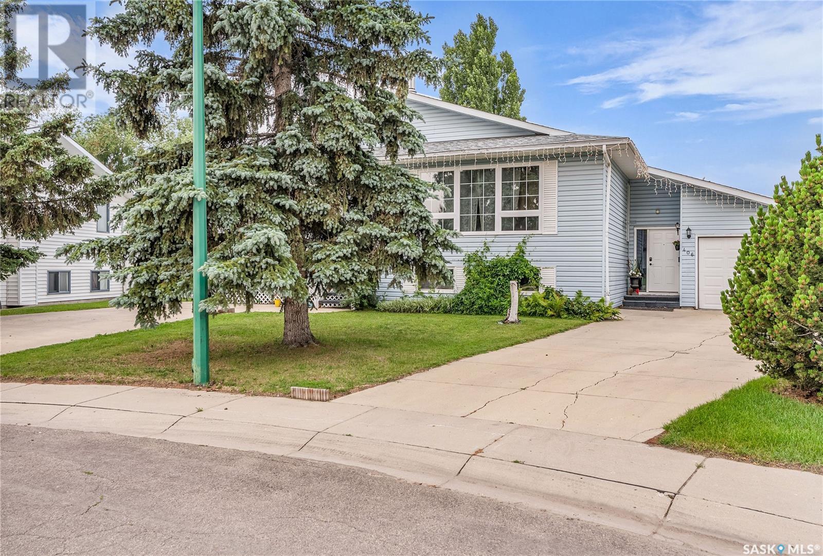 Property Photo: 406 & 408 Gillam Crescent SK S7N 3R6
