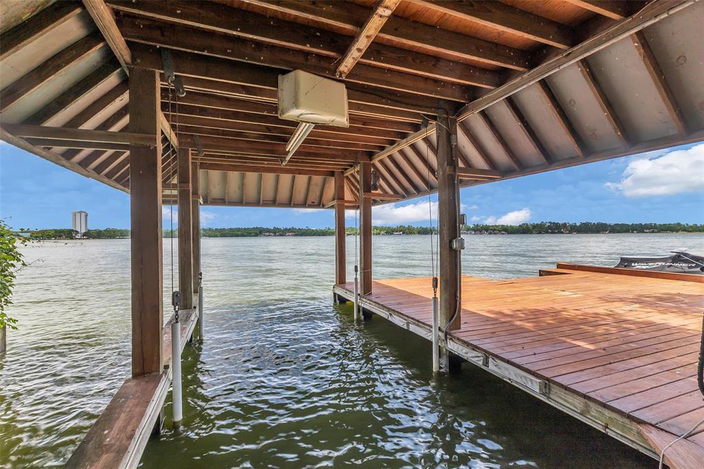 Property Photo: 923 Paradise Lane TX 77356