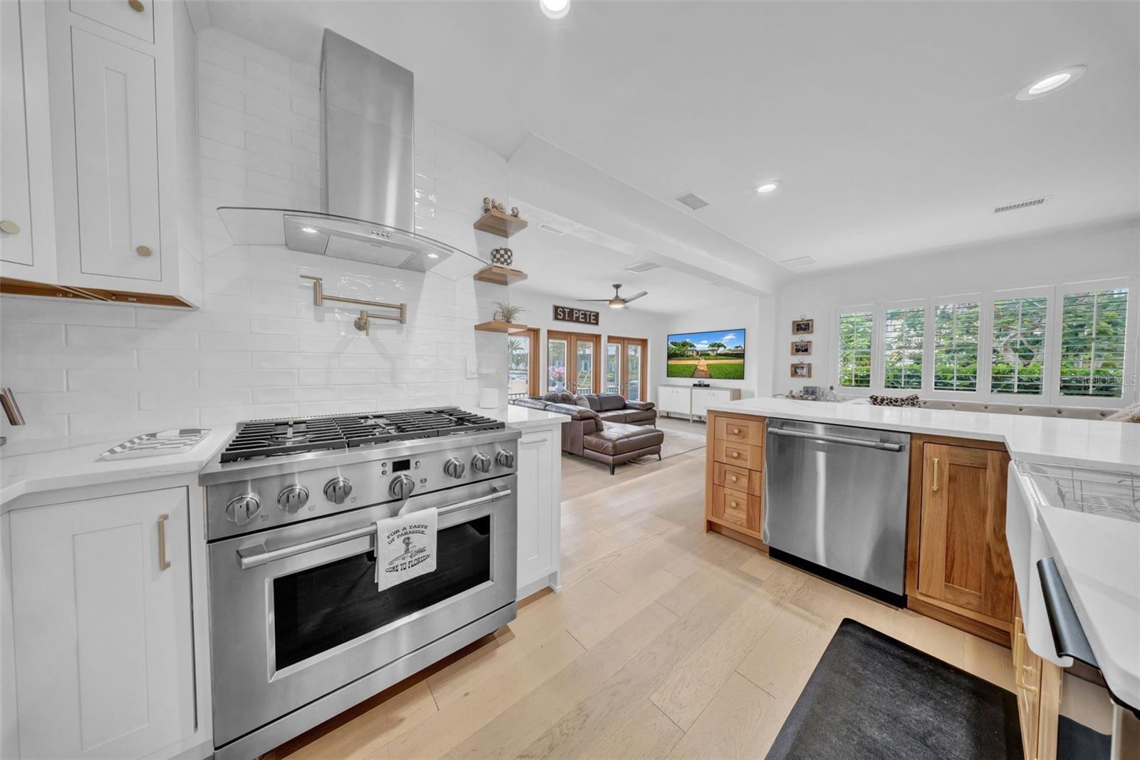 Property Photo:  121 28th Avenue NE  FL 33704 