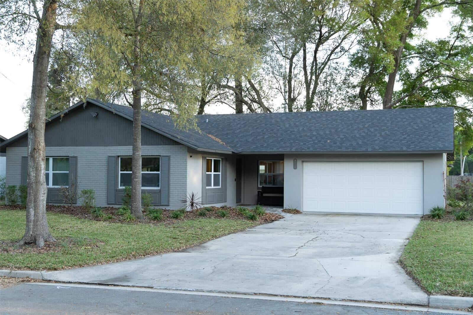 Property Photo: 8221 SW 13th Road FL 32607