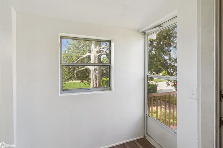 Property Photo: 927 S 9th Ave IA 50158