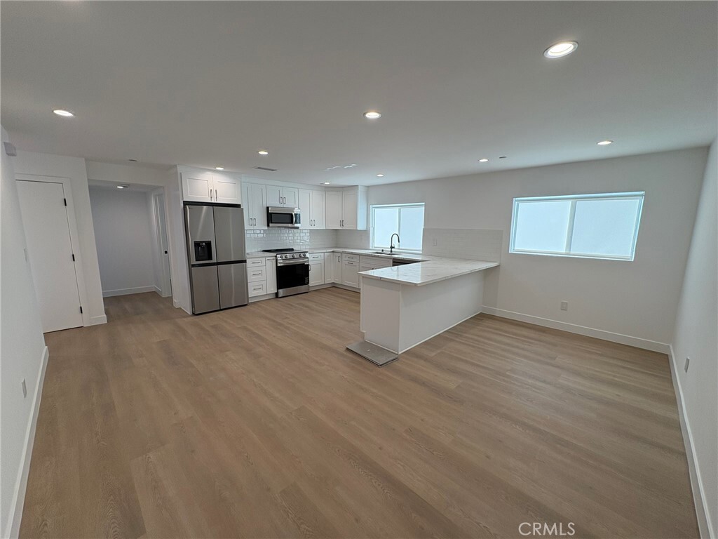 Property Photo:  14165 Calvert Street  CA 91401 
