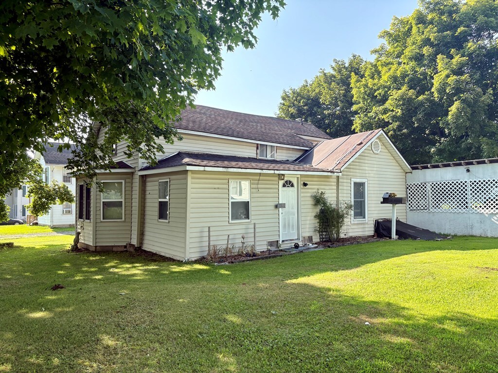 Property Photo:  1009 Front St  PA 18810 