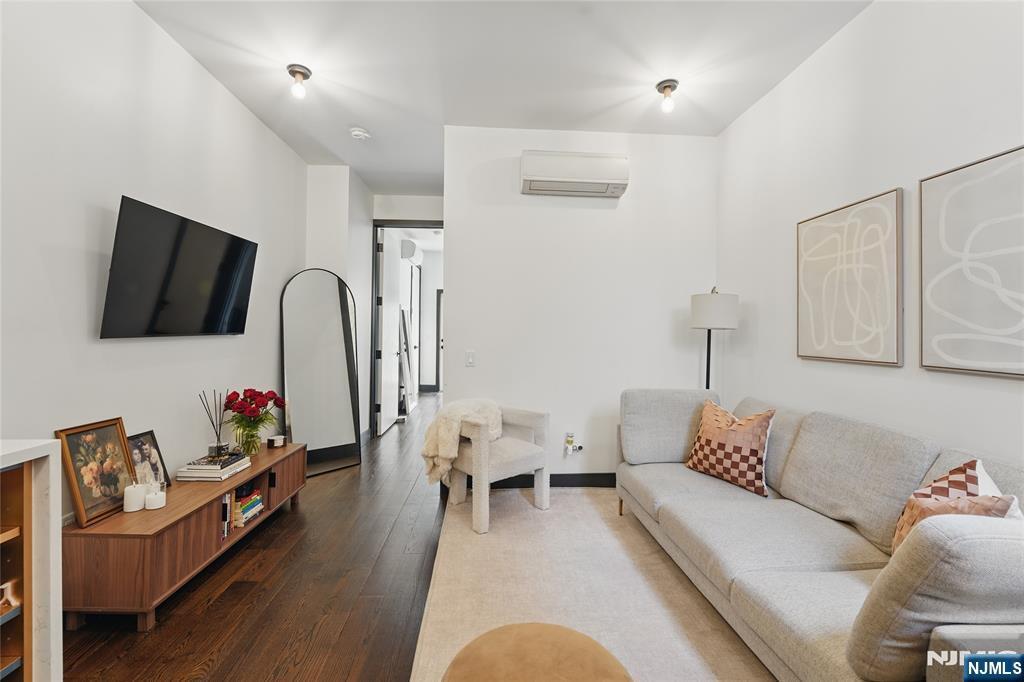 Property Photo:  43 Thorne Street 1B  NJ 07307 