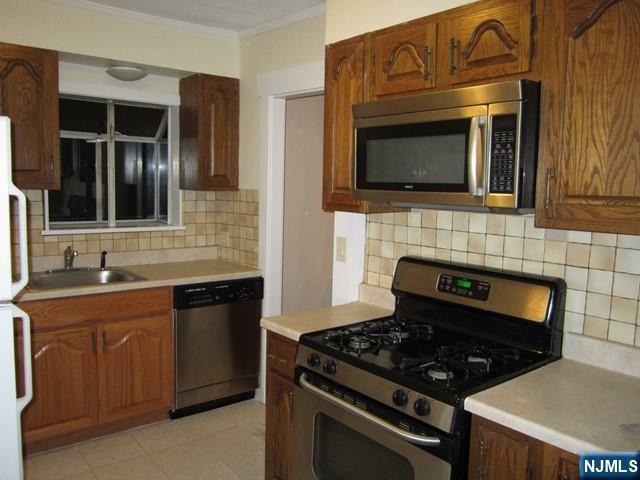 Property Photo:  621 Shelton Road B  NJ 07450 