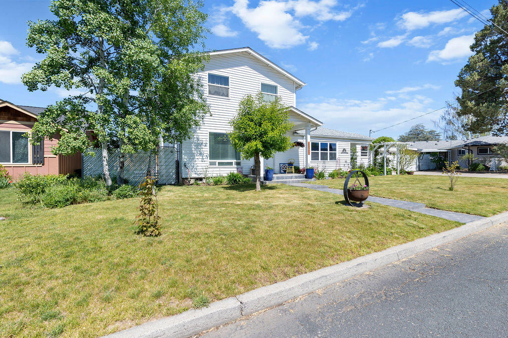 Property Photo: 1391 NE Del Norte Avenue OR 97754