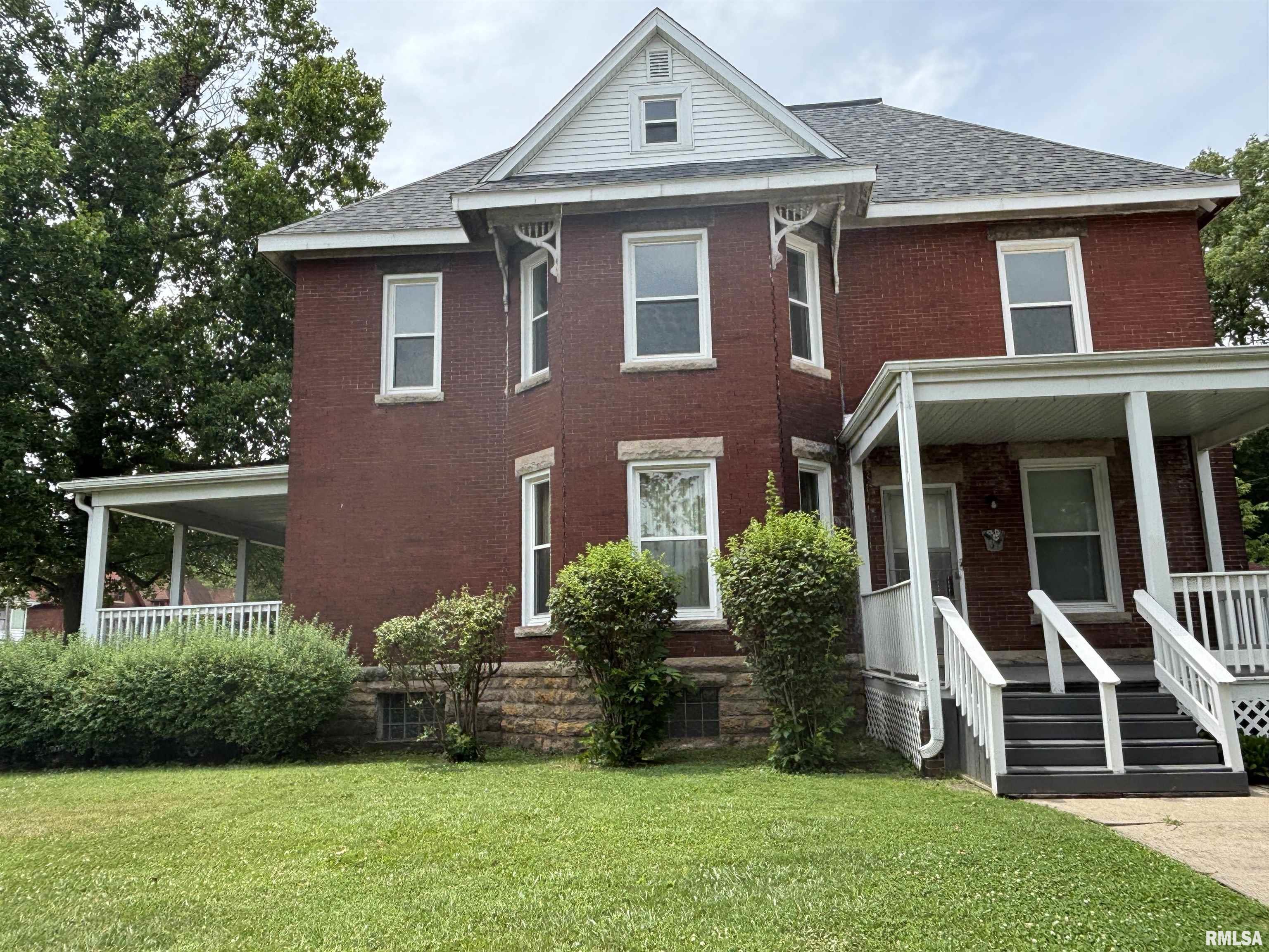 Property Photo: 802 W 4th Street IL 61081