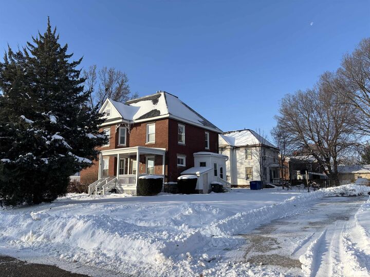 Property Photo:  802 W 4th Street  IL 61081 