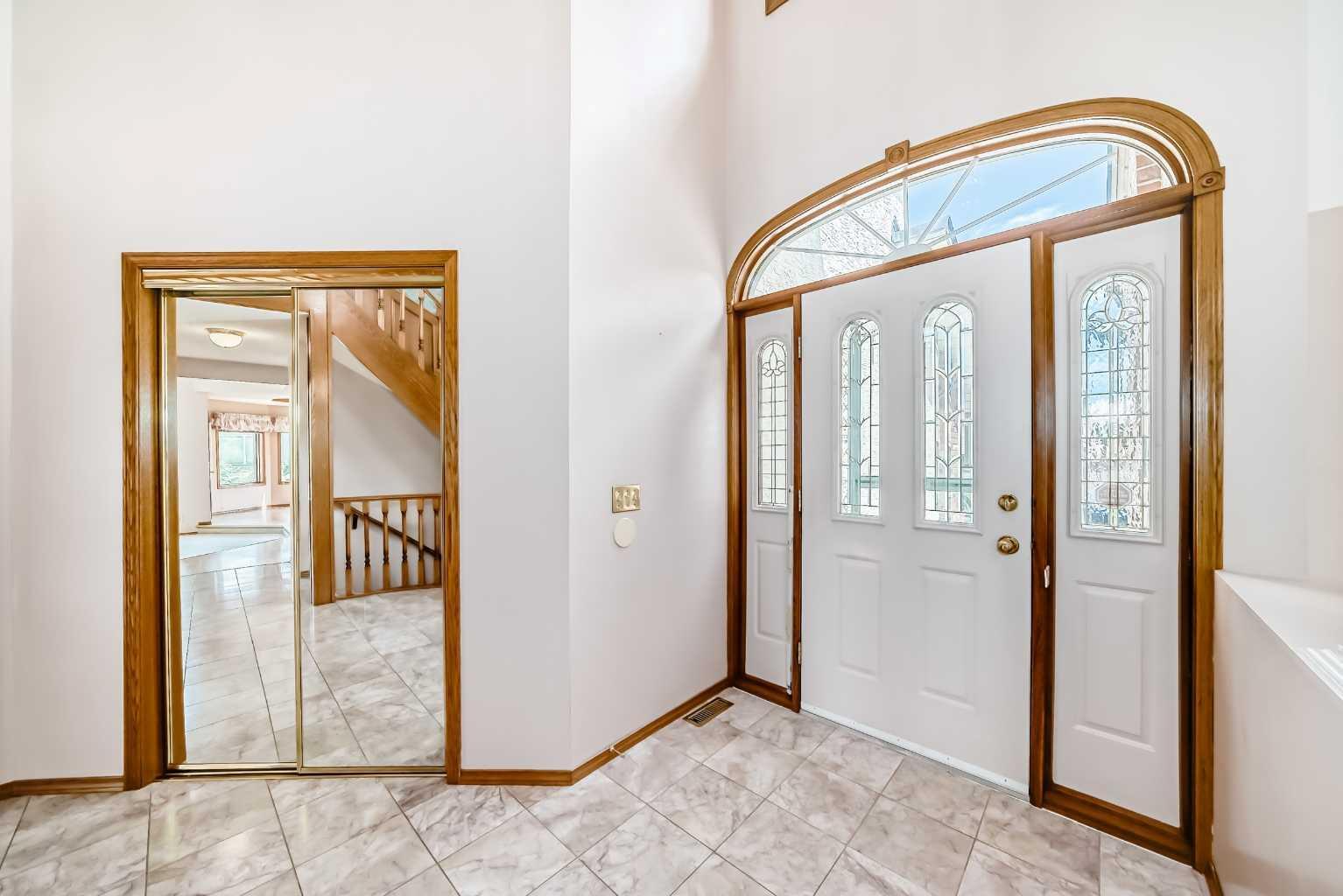 Property Photo: 211 Edgevalley Circle NW AB T3A 4X8