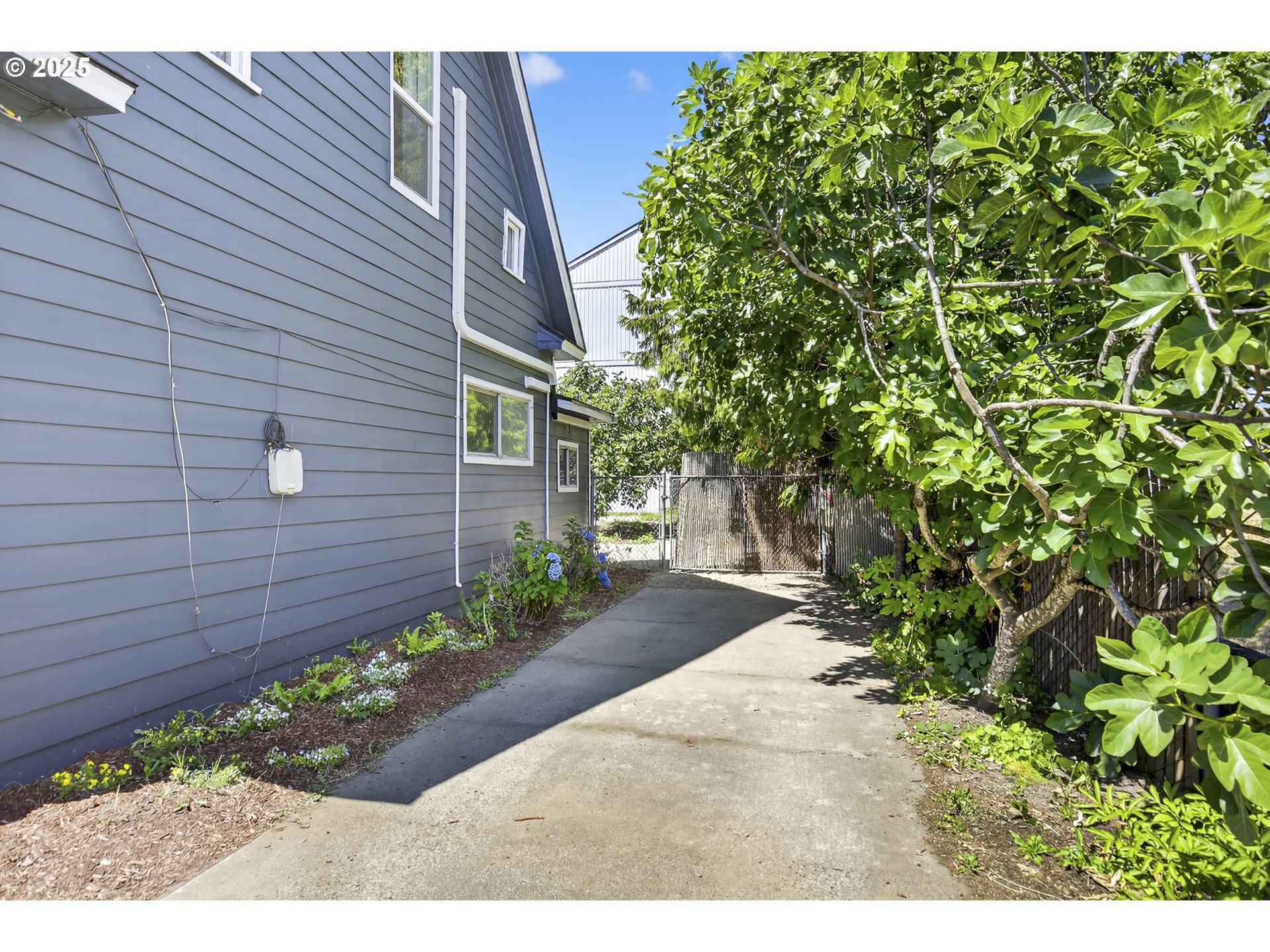 Property Photo: 5843 SE 90th Ave OR 97266