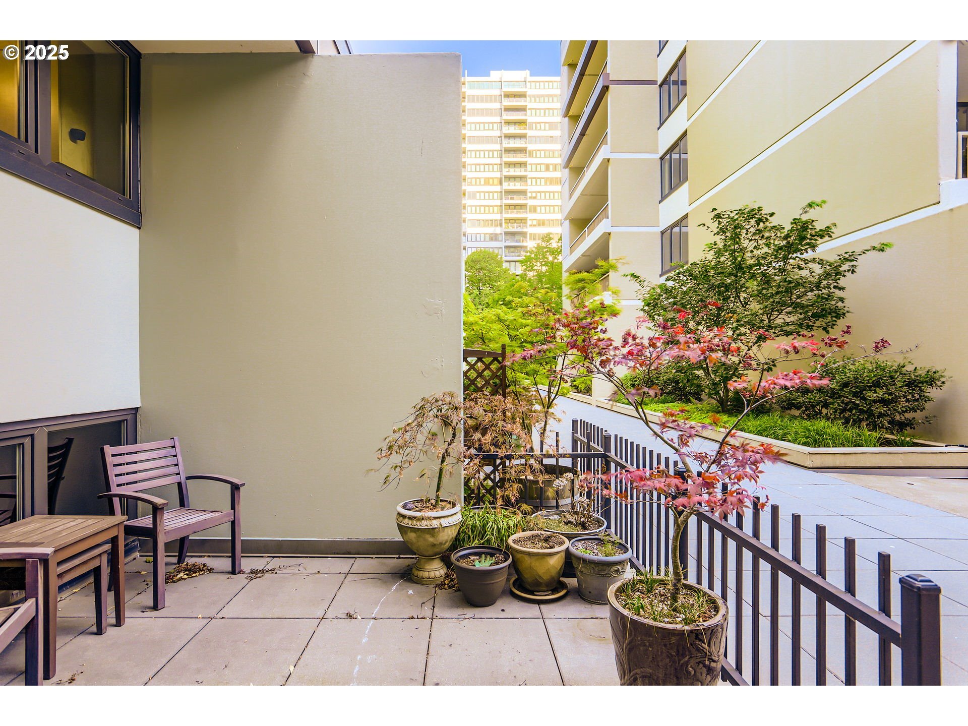 Property Photo: 255 SW Harrison St Th1 OR 97201
