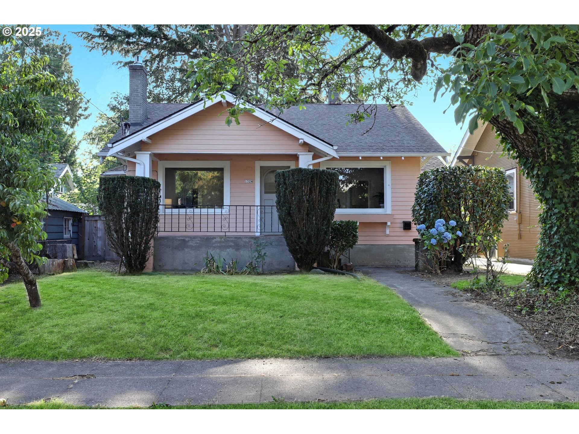 Property Photo: 1324 SE 31st Ave OR 97214