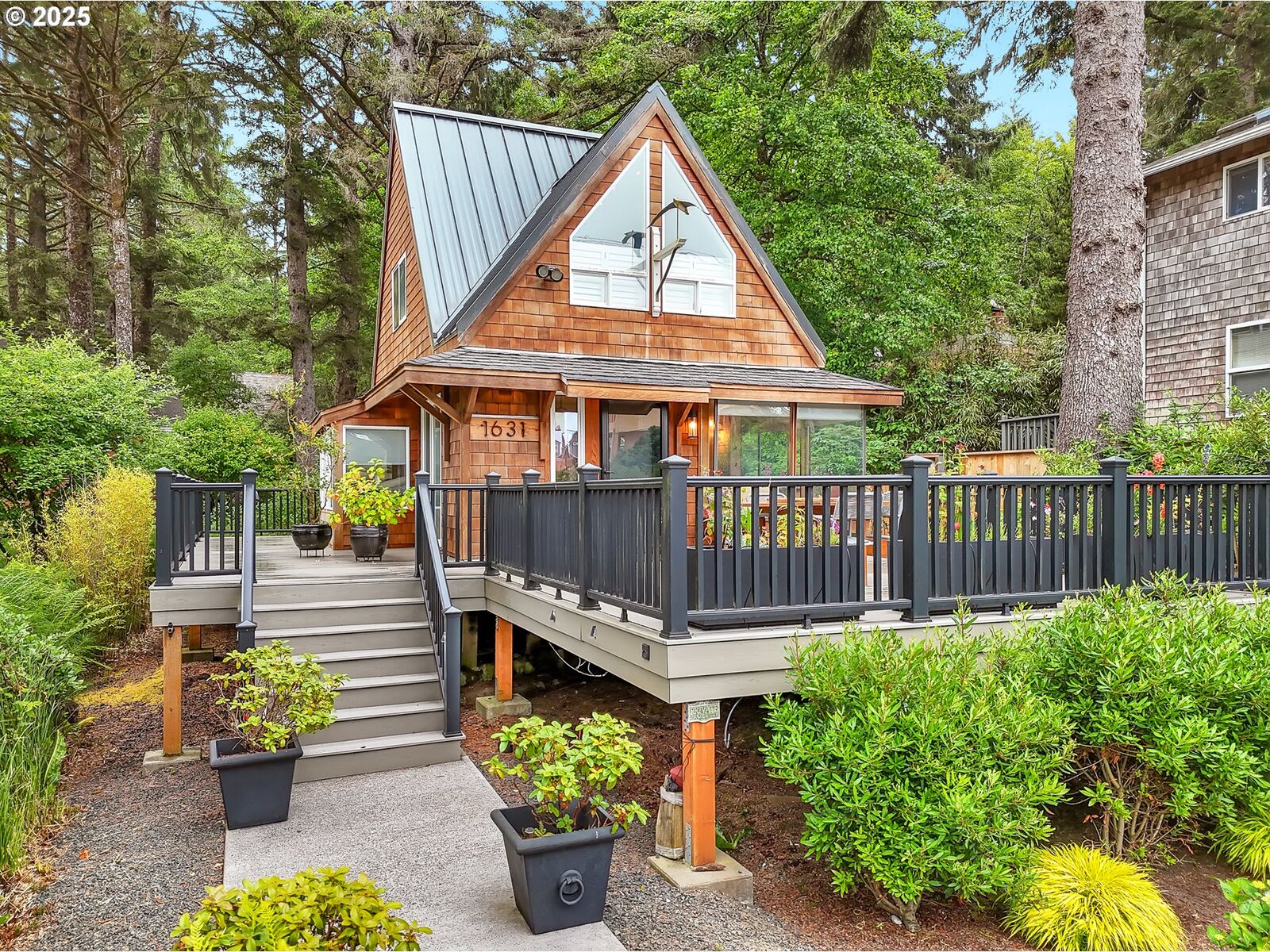 Property Photo: 1631 S Hemlock St OR 97110