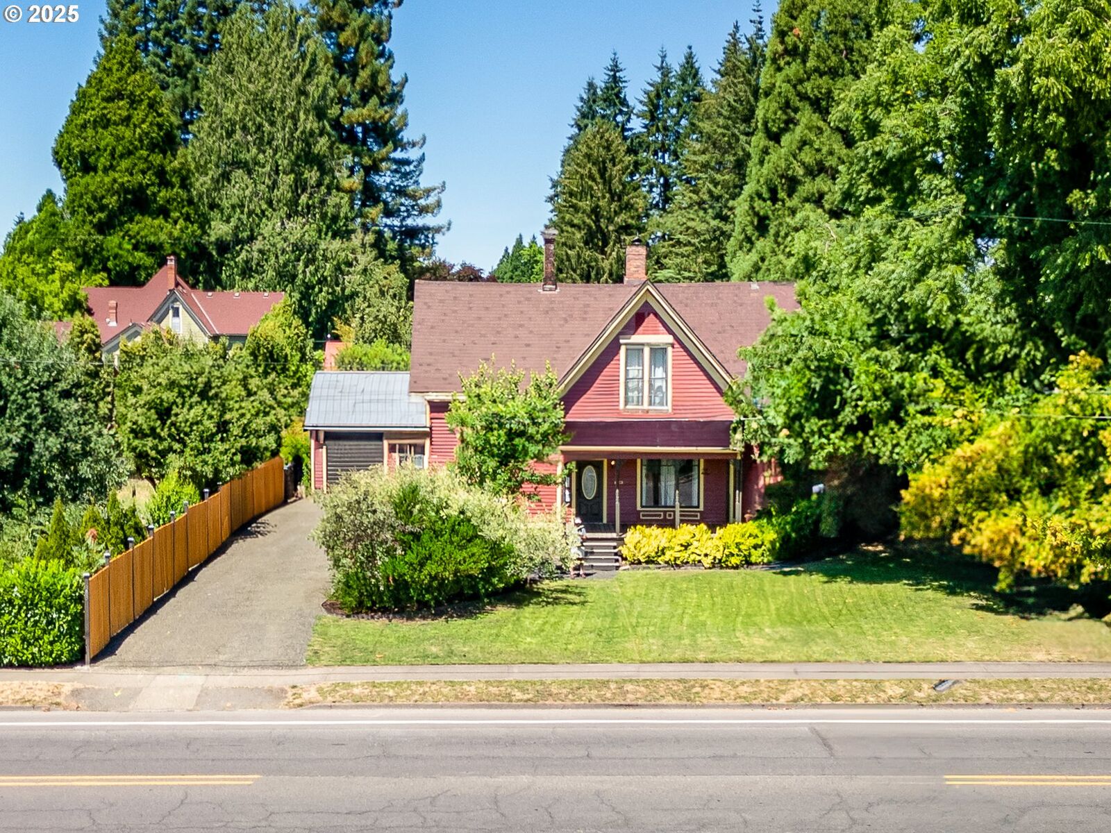 Property Photo:  858 Main St E  OR 97361 