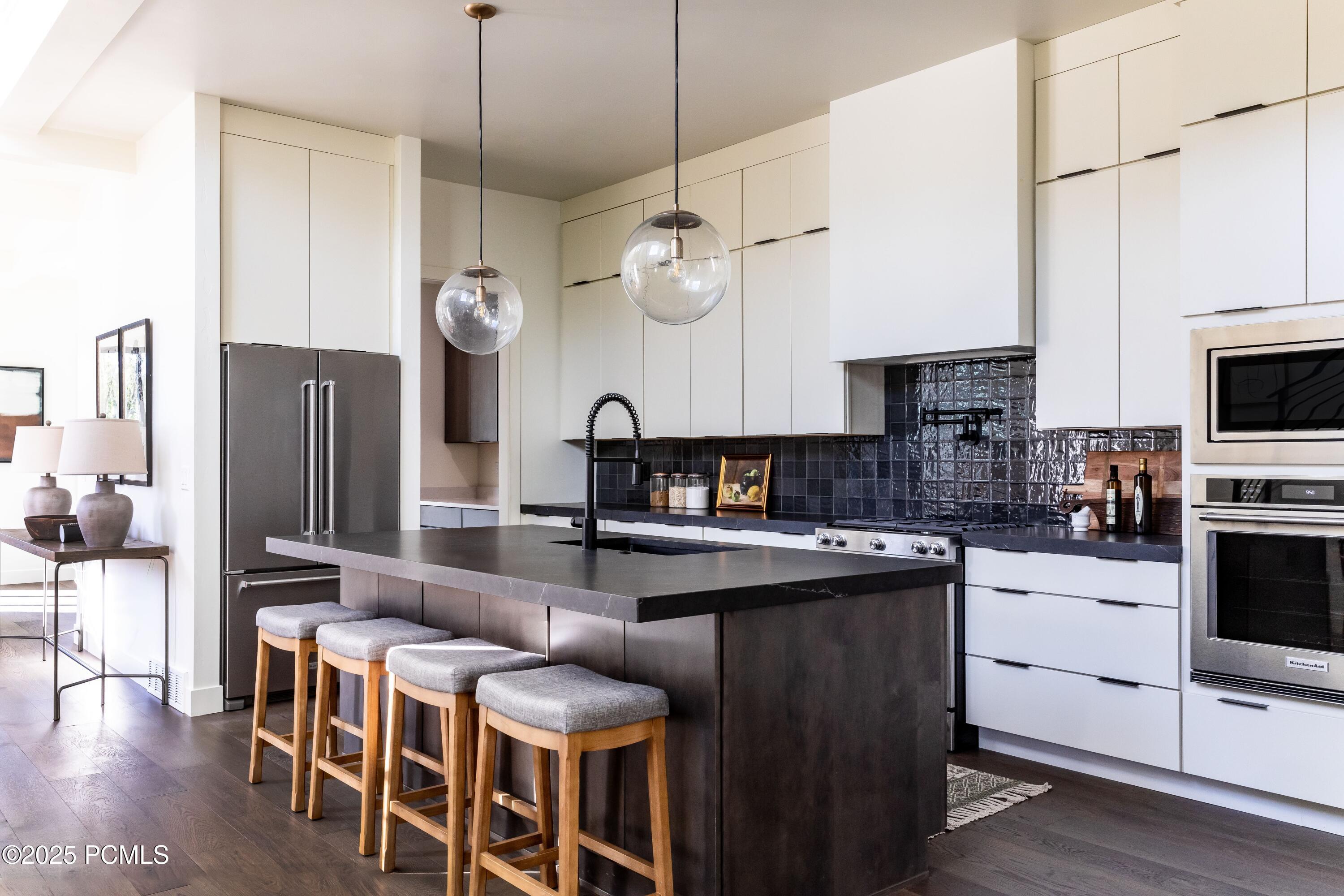 Property Photo: 1384 Mahogany Way UT 84098