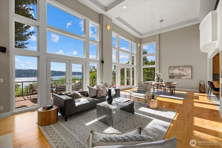 Property Photo: 2472 E Lake Sammamish Parkway NE WA 98074