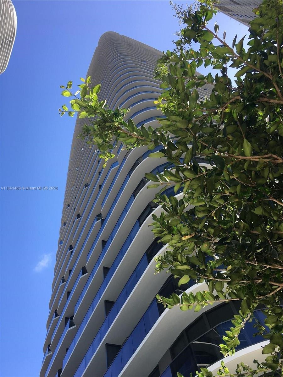Property Photo: 45 SW 9th Street 2610 FL 33130