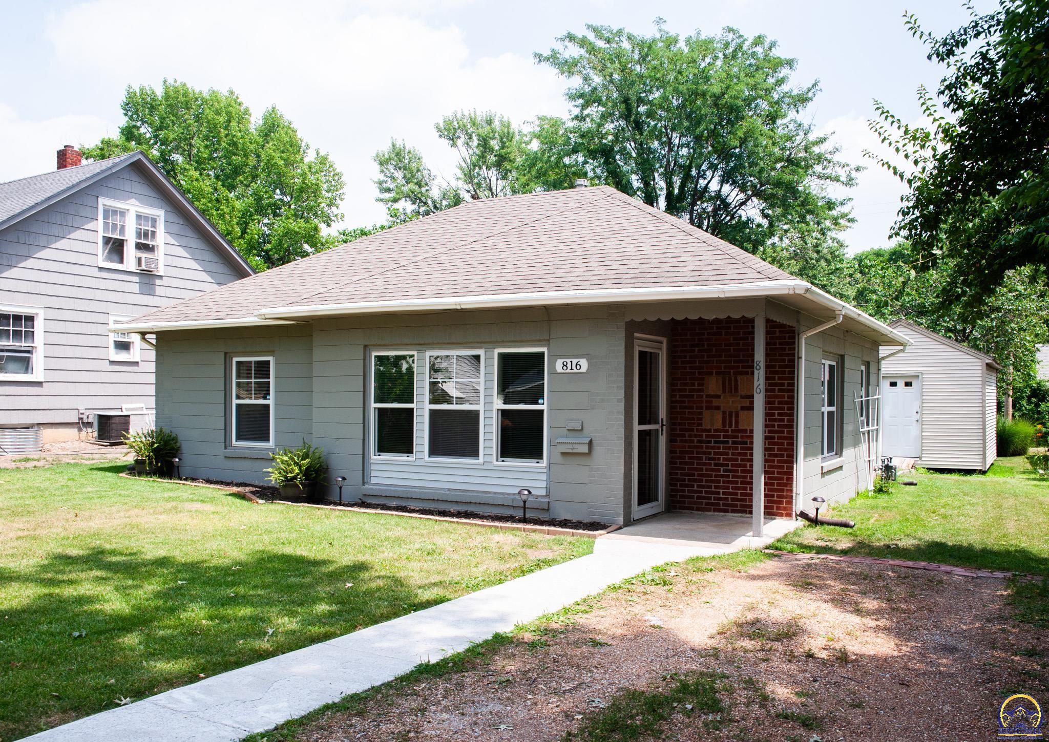 Property Photo:  816 SW Parkview St  KS 66606 