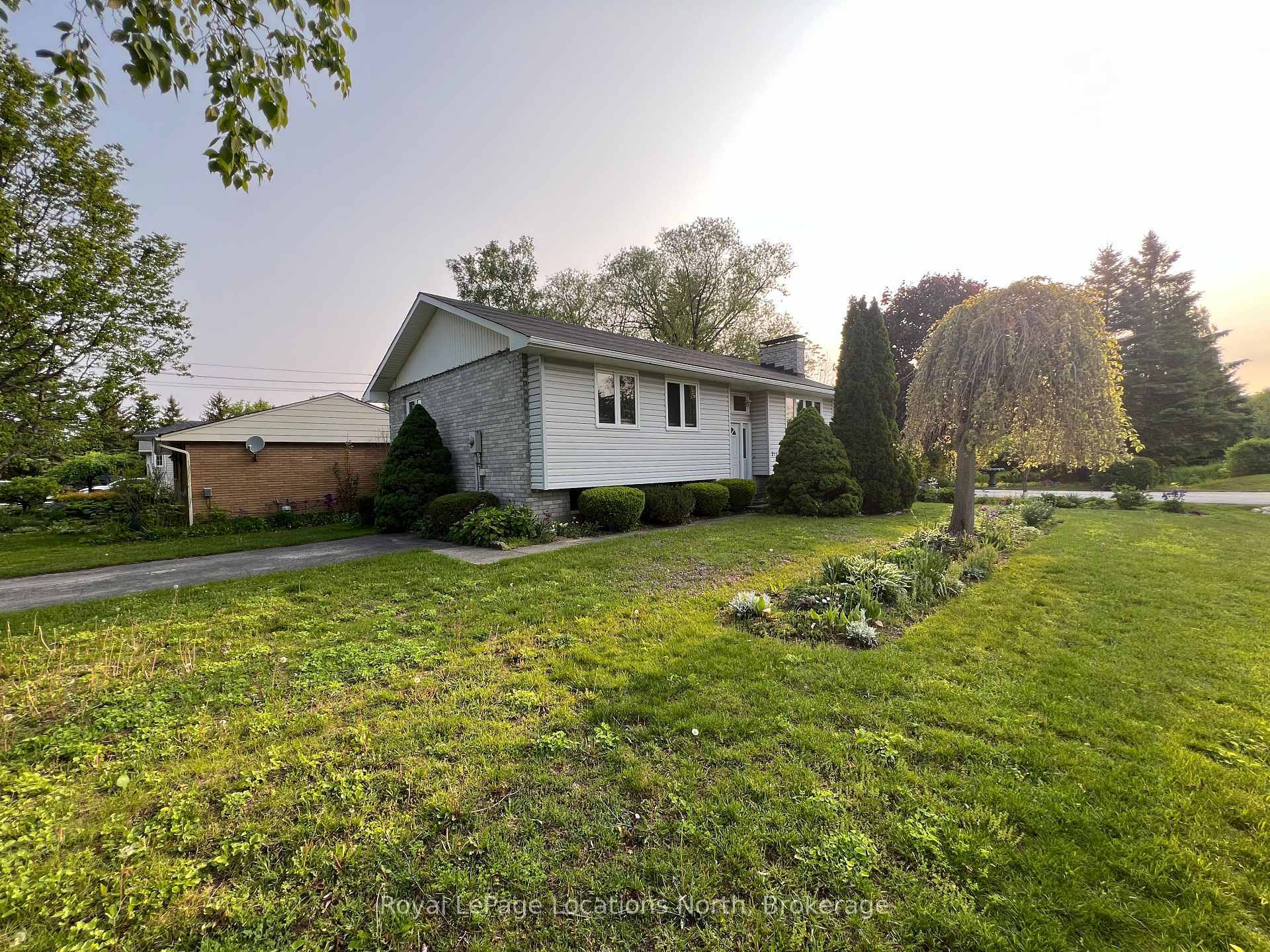 Property Photo: 211 Seventh Street ON L9Y 4R4