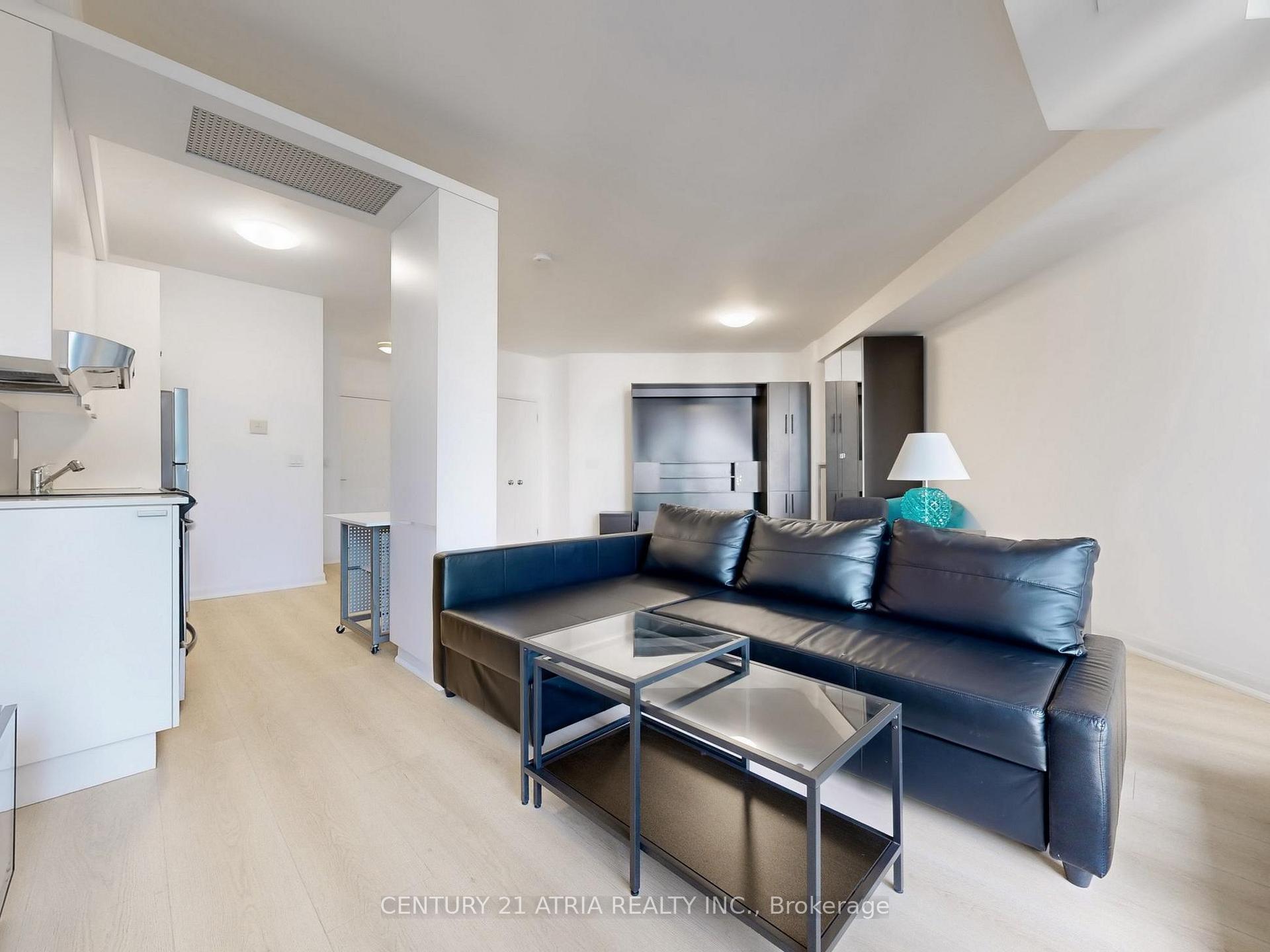 Property Photo:  111 Elizabeth Street 1809  ON M5G 1P7 