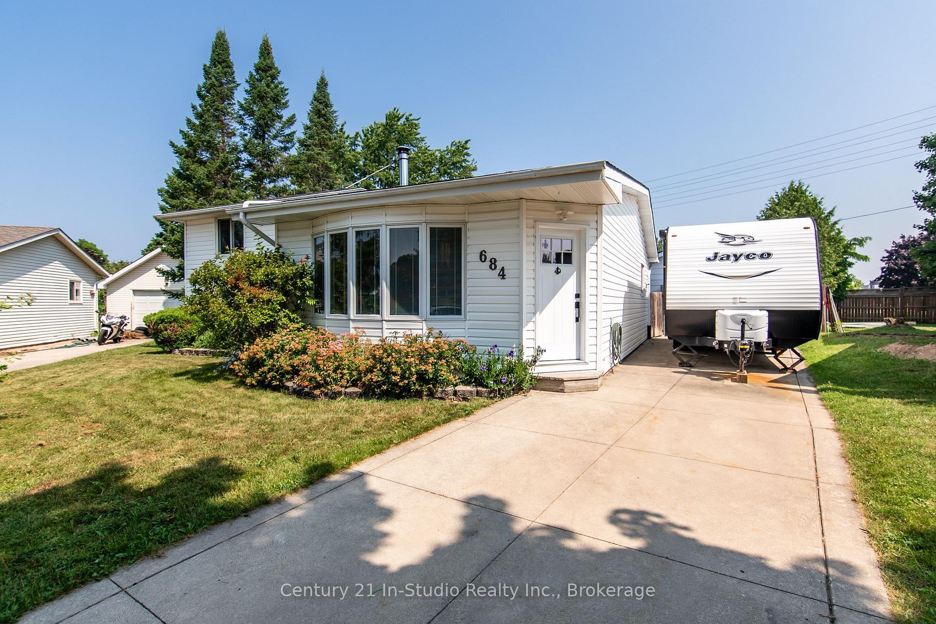 Photo de la propriété: 684 Johnston Crescent ON N2Z 1S4