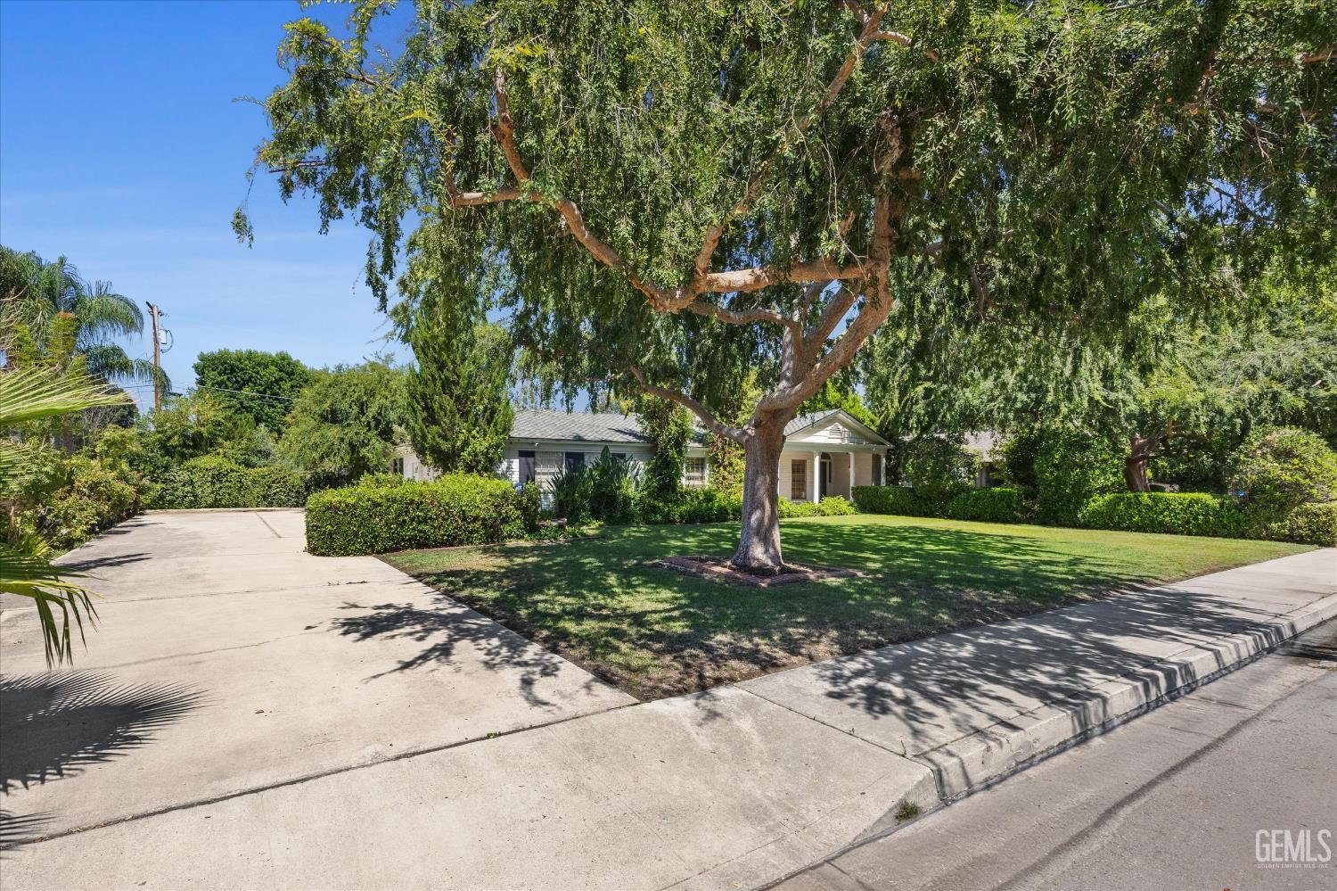 Property Photo: 719 Mannel Avenue CA 93263